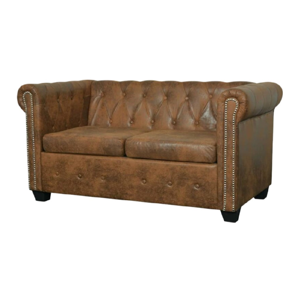 Canapé Chesterfield en cuir brun vintage avec boutons et clous décoratifs.