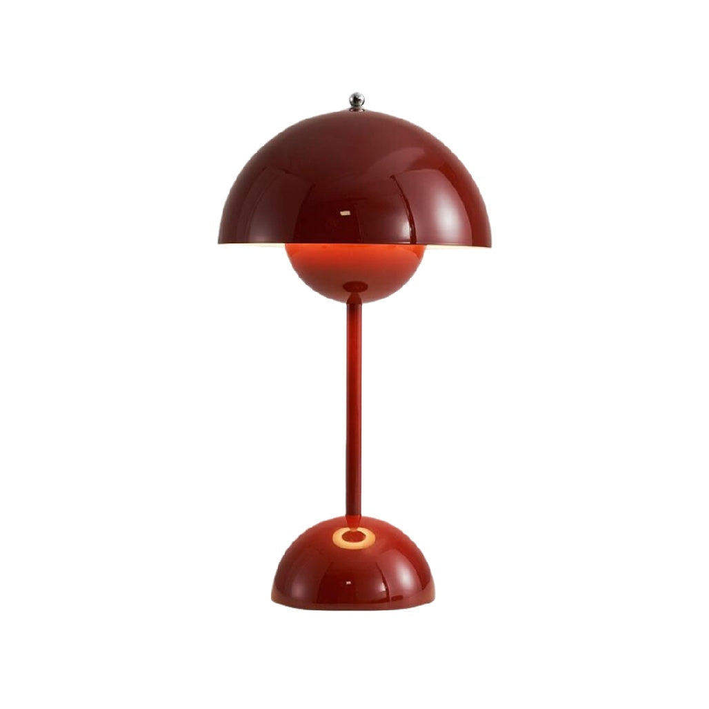 Lampe de table design moderne avec abat-jour en forme de dôme rouge.